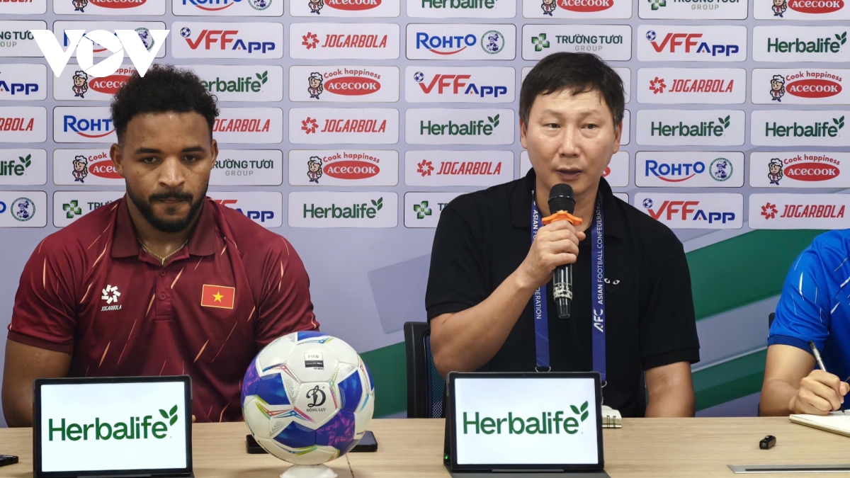 HLV Kim Sang Sik và Xuân Son nói gì sau trận ĐT Việt Nam thắng 3-1 Malaysia